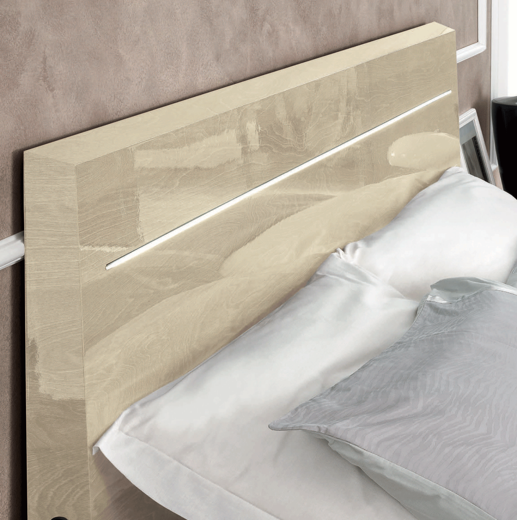 Complete Bedroom Setwith Ivory High Gloss Lacquer - 70 Inch